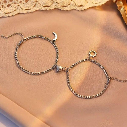 Paire de bracelets en acier avec pendentif